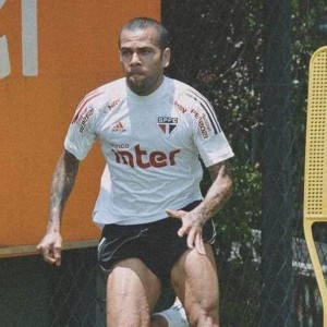 壹号娱乐便捷入口-阿尔维斯后悔拒绝瓜帅曼城 他可能无缘今年美洲杯